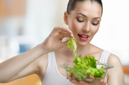 woman eating healthy to lose weight