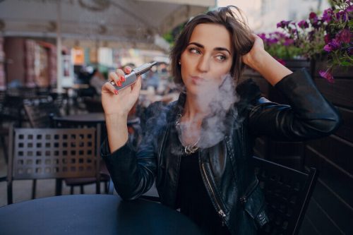 woman vaping: Effect on weight loss