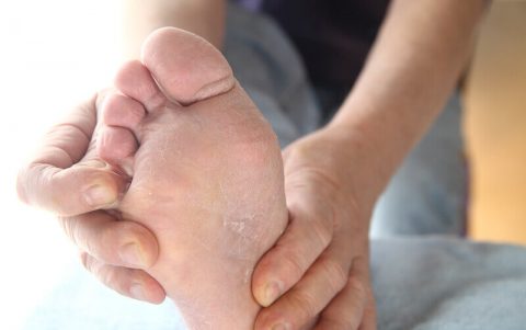 does toe fungus go away on its own