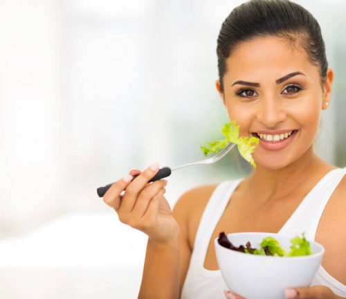 woman eating healthy to lose weight.j